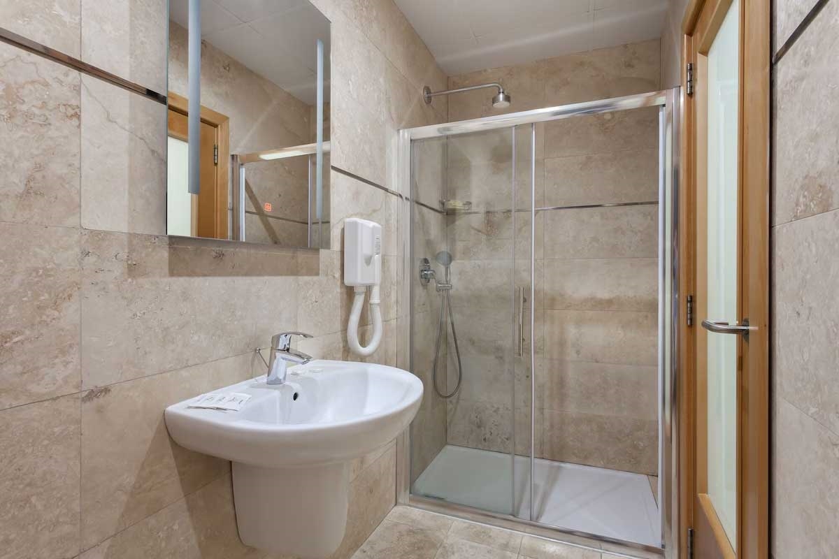 Plaza Regency Hotel Bathroom